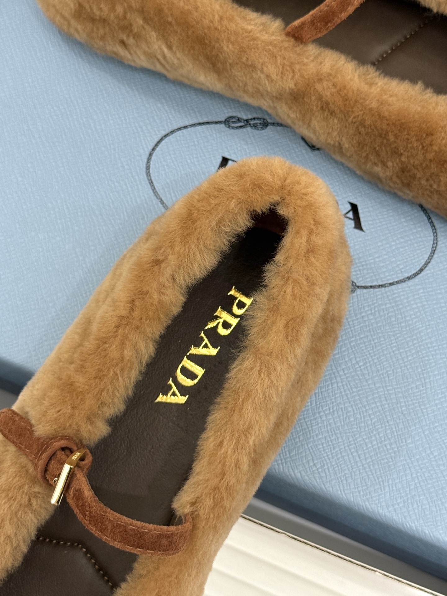 (原版飞机盒+10) Prada/普拉达26WF新品复古 三角标平底玛丽珍鞋毛毛鞋 经典三角标高奢标识 软糯毛绒裹住暖意 (原版飞机盒+10) Prada/普拉达26WF新品复古 三角标平底玛丽珍鞋毛毛鞋 经典三角标高奢标识 软糯毛绒裹住暖意