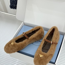 (原版飞机盒+10) Prada/普拉达26WF新品复古 三角标平底玛丽珍鞋毛毛鞋 经典三角标高奢标识 软糯毛绒裹住暖意 (原版飞机盒+10) Prada/普拉达26WF新品复古 三角标平底玛丽珍鞋毛毛鞋 经典三角标高奢标识 软糯毛绒裹住暖意