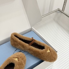 (原版飞机盒+10) Prada/普拉达26WF新品复古 三角标平底玛丽珍鞋毛毛鞋 经典三角标高奢标识 软糯毛绒裹住暖意 (原版飞机盒+10) Prada/普拉达26WF新品复古 三角标平底玛丽珍鞋毛毛鞋 经典三角标高奢标识 软糯毛绒裹住暖意