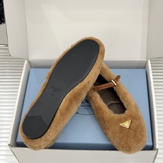 (原版飞机盒+10) Prada/普拉达26WF新品复古 三角标平底玛丽珍鞋毛毛鞋 经典三角标高奢标识 软糯毛绒裹住暖意 (原版飞机盒+10) Prada/普拉达26WF新品复古 三角标平底玛丽珍鞋毛毛鞋 经典三角标高奢标识 软糯毛绒裹住暖意