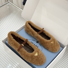 (原版飞机盒+10) Prada/普拉达26WF新品复古 三角标平底玛丽珍鞋毛毛鞋 经典三角标高奢标识 软糯毛绒裹住暖意 (原版飞机盒+10) Prada/普拉达26WF新品复古 三角标平底玛丽珍鞋毛毛鞋 经典三角标高奢标识 软糯毛绒裹住暖意