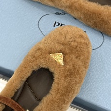 (原版飞机盒+10) Prada/普拉达26WF新品复古 三角标平底玛丽珍鞋毛毛鞋 经典三角标高奢标识 软糯毛绒裹住暖意 (原版飞机盒+10) Prada/普拉达26WF新品复古 三角标平底玛丽珍鞋毛毛鞋 经典三角标高奢标识 软糯毛绒裹住暖意