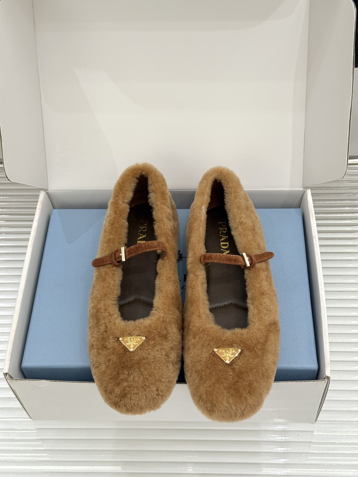 (原版飞机盒+10) Prada/普拉达26WF新品复古 三角标平底玛丽珍鞋毛毛鞋 经典三角标高奢标识 软糯毛绒裹住暖意 (原版飞机盒+10) Prada/普拉达26WF新品复古 三角标平底玛丽珍鞋毛毛鞋 经典三角标高奢标识 软糯毛绒裹住暖意