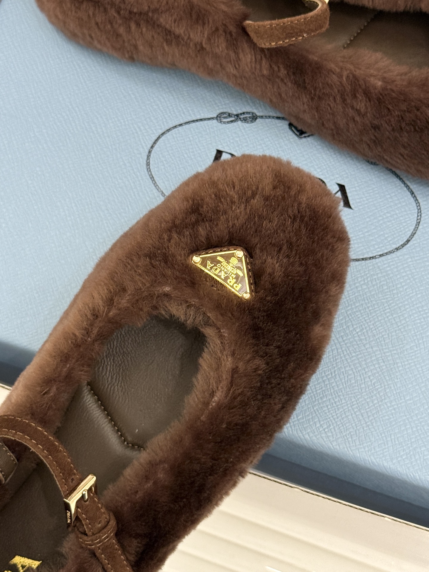 (原版飞机盒+10) Prada/普拉达26WF新品复古 三角标平底玛丽珍鞋毛毛鞋 经典三角标高奢标识 软糯毛绒裹住暖意 (原版飞机盒+10) Prada/普拉达26WF新品复古 三角标平底玛丽珍鞋毛毛鞋 经典三角标高奢标识 软糯毛绒裹住暖意