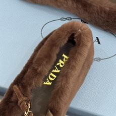 (原版飞机盒+10) Prada/普拉达26WF新品复古 三角标平底玛丽珍鞋毛毛鞋 经典三角标高奢标识 软糯毛绒裹住暖意 (原版飞机盒+10) Prada/普拉达26WF新品复古 三角标平底玛丽珍鞋毛毛鞋 经典三角标高奢标识 软糯毛绒裹住暖意