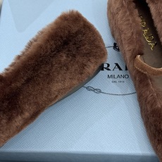 (原版飞机盒+10) Prada/普拉达26WF新品复古 三角标平底玛丽珍鞋毛毛鞋 经典三角标高奢标识 软糯毛绒裹住暖意 (原版飞机盒+10) Prada/普拉达26WF新品复古 三角标平底玛丽珍鞋毛毛鞋 经典三角标高奢标识 软糯毛绒裹住暖意