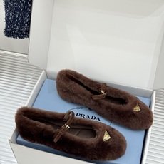 (原版飞机盒+10) Prada/普拉达26WF新品复古 三角标平底玛丽珍鞋毛毛鞋 经典三角标高奢标识 软糯毛绒裹住暖意 (原版飞机盒+10) Prada/普拉达26WF新品复古 三角标平底玛丽珍鞋毛毛鞋 经典三角标高奢标识 软糯毛绒裹住暖意