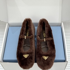 (原版飞机盒+10) Prada/普拉达26WF新品复古 三角标平底玛丽珍鞋毛毛鞋 经典三角标高奢标识 软糯毛绒裹住暖意 (原版飞机盒+10) Prada/普拉达26WF新品复古 三角标平底玛丽珍鞋毛毛鞋 经典三角标高奢标识 软糯毛绒裹住暖意