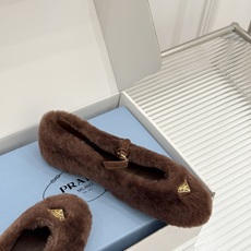 (原版飞机盒+10) Prada/普拉达26WF新品复古 三角标平底玛丽珍鞋毛毛鞋 经典三角标高奢标识 软糯毛绒裹住暖意 (原版飞机盒+10) Prada/普拉达26WF新品复古 三角标平底玛丽珍鞋毛毛鞋 经典三角标高奢标识 软糯毛绒裹住暖意
