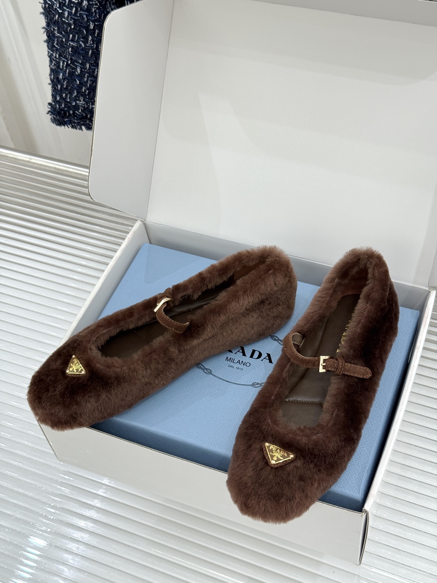 (原版飞机盒+10) Prada/普拉达26WF新品复古 三角标平底玛丽珍鞋毛毛鞋 经典三角标高奢标识 软糯毛绒裹住暖意 (原版飞机盒+10) Prada/普拉达26WF新品复古 三角标平底玛丽珍鞋毛毛鞋 经典三角标高奢标识 软糯毛绒裹住暖意