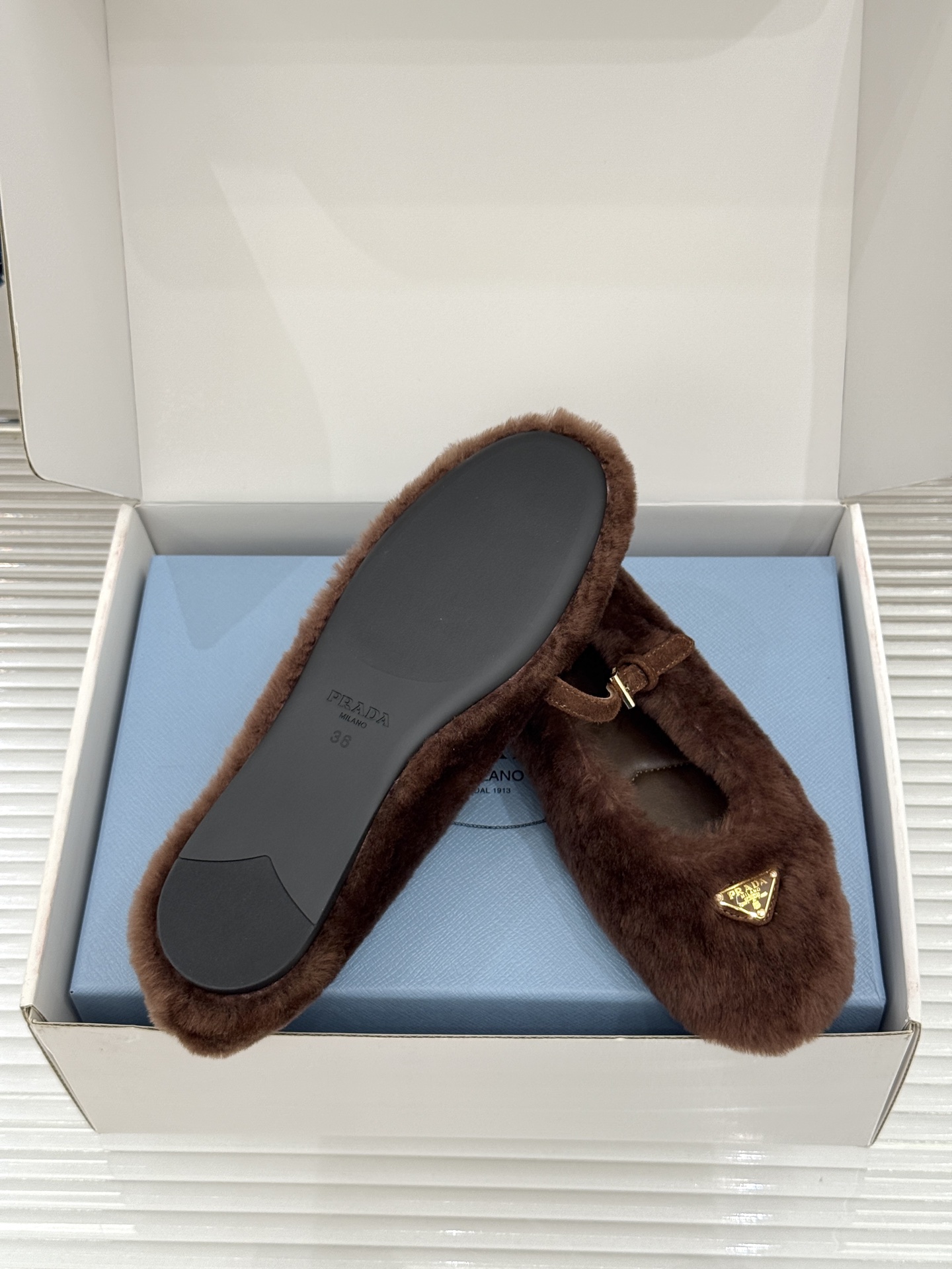 (原版飞机盒+10) Prada/普拉达26WF新品复古 三角标平底玛丽珍鞋毛毛鞋 经典三角标高奢标识 软糯毛绒裹住暖意 (原版飞机盒+10) Prada/普拉达26WF新品复古 三角标平底玛丽珍鞋毛毛鞋 经典三角标高奢标识 软糯毛绒裹住暖意