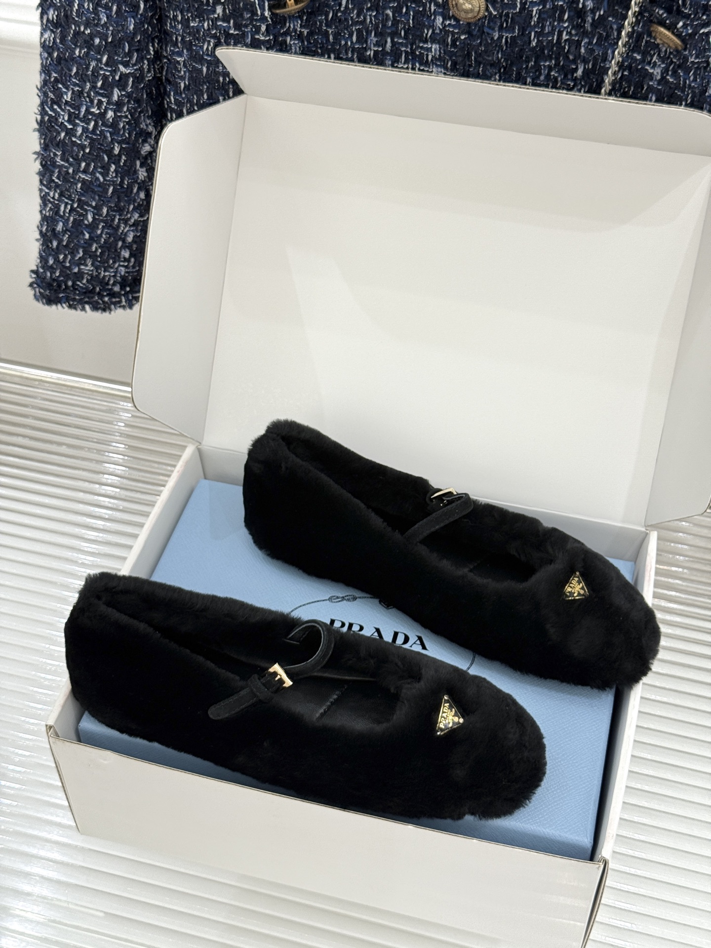 (原版飞机盒+10) Prada/普拉达26WF新品复古 三角标平底玛丽珍鞋毛毛鞋 经典三角标高奢标识 软糯毛绒裹住暖意 (原版飞机盒+10) Prada/普拉达26WF新品复古 三角标平底玛丽珍鞋毛毛鞋 经典三角标高奢标识 软糯毛绒裹住暖意