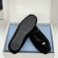 (原版飞机盒+10) Prada/普拉达26WF新品复古 三角标平底玛丽珍鞋毛毛鞋 经典三角标高奢标识 软糯毛绒裹住暖意 (原版飞机盒+10) Prada/普拉达26WF新品复古 三角标平底玛丽珍鞋毛毛鞋 经典三角标高奢标识 软糯毛绒裹住暖意