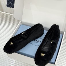 (原版飞机盒+10) Prada/普拉达26WF新品复古 三角标平底玛丽珍鞋毛毛鞋 经典三角标高奢标识 软糯毛绒裹住暖意 (原版飞机盒+10) Prada/普拉达26WF新品复古 三角标平底玛丽珍鞋毛毛鞋 经典三角标高奢标识 软糯毛绒裹住暖意