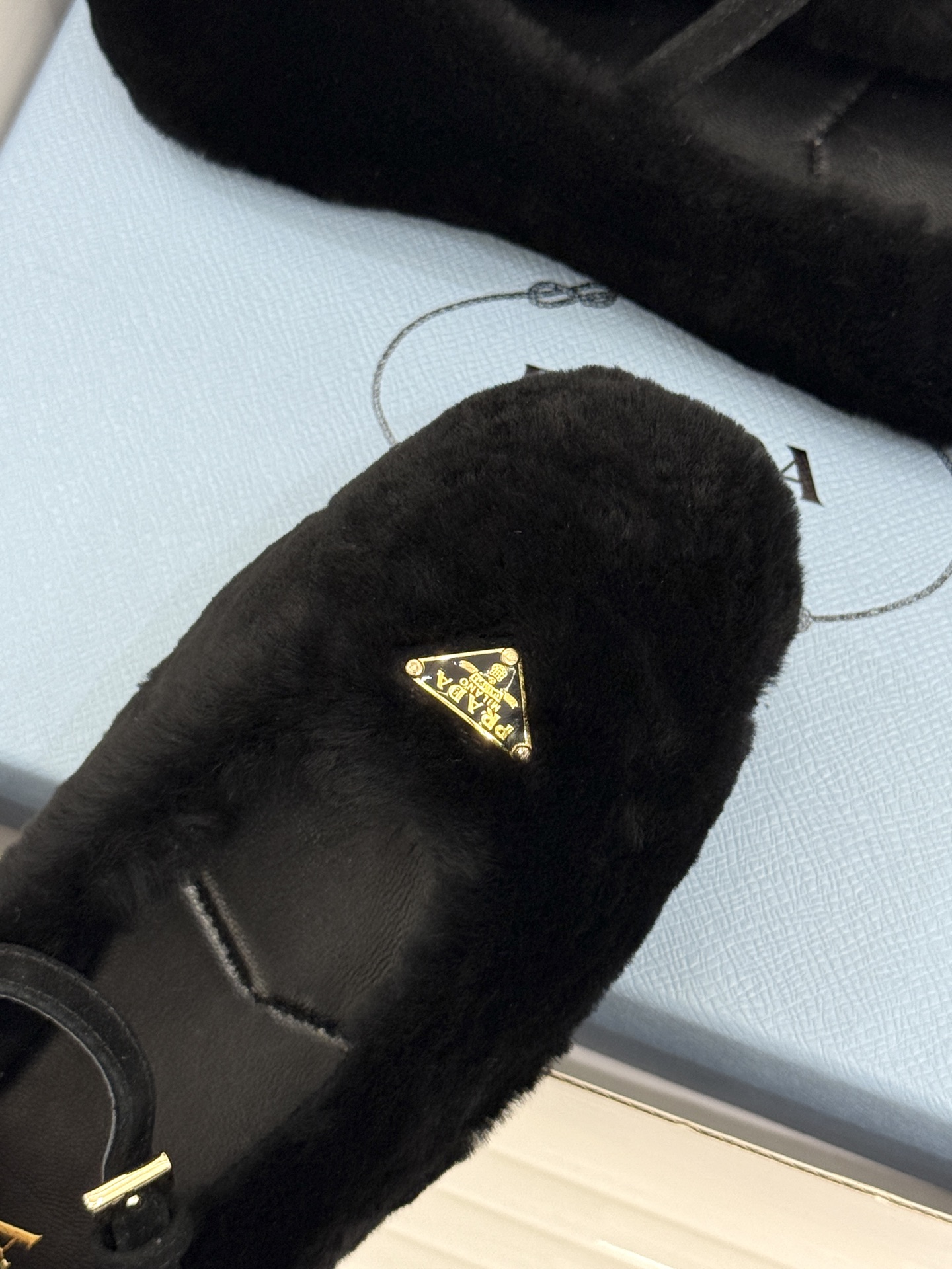 (原版飞机盒+10) Prada/普拉达26WF新品复古 三角标平底玛丽珍鞋毛毛鞋 经典三角标高奢标识 软糯毛绒裹住暖意 (原版飞机盒+10) Prada/普拉达26WF新品复古 三角标平底玛丽珍鞋毛毛鞋 经典三角标高奢标识 软糯毛绒裹住暖意