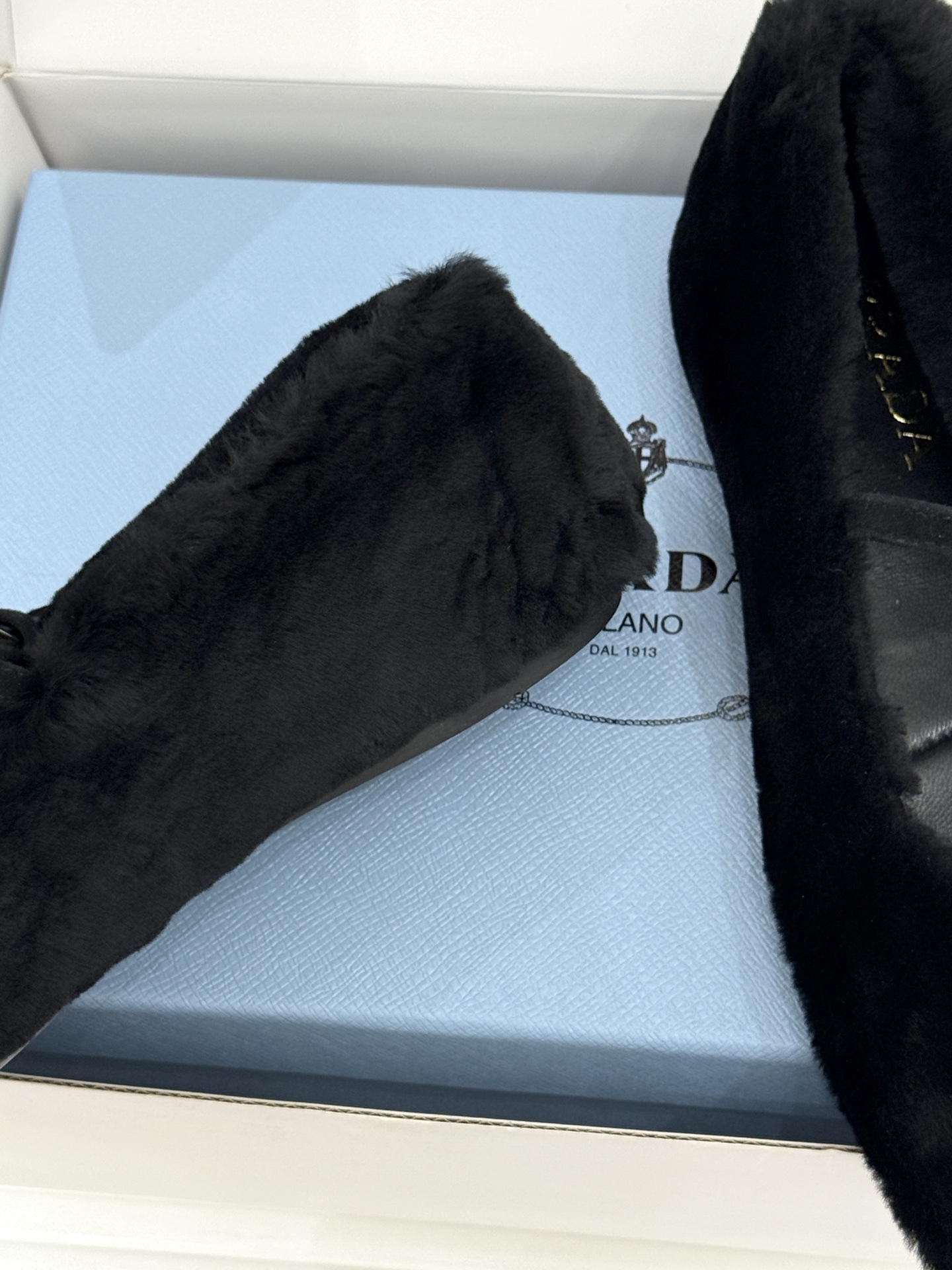 (原版飞机盒+10) Prada/普拉达26WF新品复古 三角标平底玛丽珍鞋毛毛鞋 经典三角标高奢标识 软糯毛绒裹住暖意 (原版飞机盒+10) Prada/普拉达26WF新品复古 三角标平底玛丽珍鞋毛毛鞋 经典三角标高奢标识 软糯毛绒裹住暖意