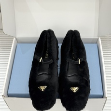 (原版飞机盒+10) Prada/普拉达26WF新品复古 三角标平底玛丽珍鞋毛毛鞋 经典三角标高奢标识 软糯毛绒裹住暖意 (原版飞机盒+10) Prada/普拉达26WF新品复古 三角标平底玛丽珍鞋毛毛鞋 经典三角标高奢标识 软糯毛绒裹住暖意