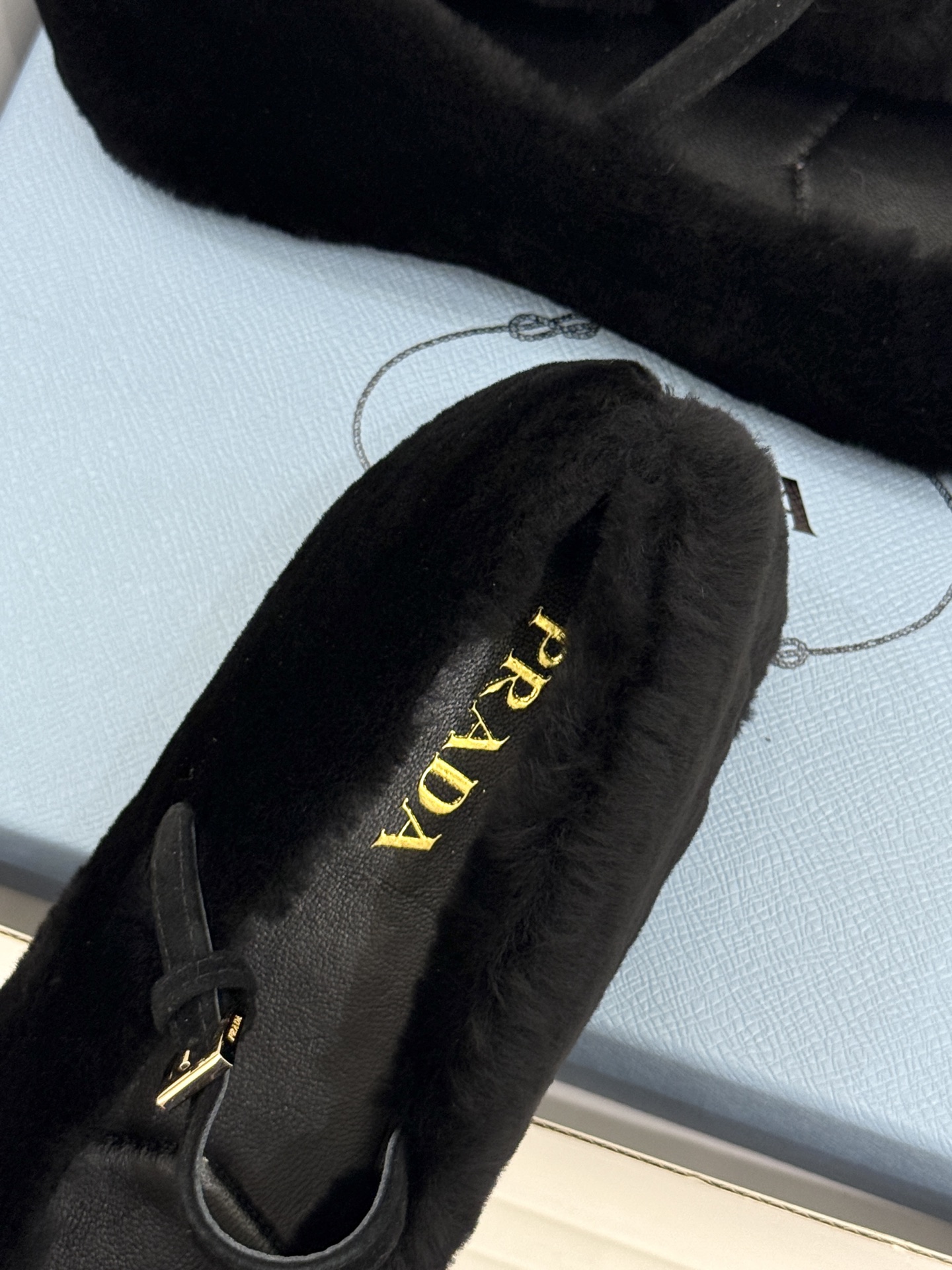 (原版飞机盒+10) Prada/普拉达26WF新品复古 三角标平底玛丽珍鞋毛毛鞋 经典三角标高奢标识 软糯毛绒裹住暖意 (原版飞机盒+10) Prada/普拉达26WF新品复古 三角标平底玛丽珍鞋毛毛鞋 经典三角标高奢标识 软糯毛绒裹住暖意