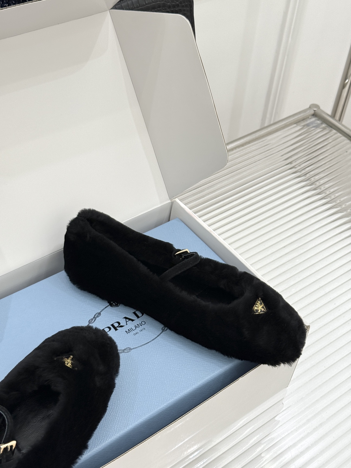 (原版飞机盒+10) Prada/普拉达26WF新品复古 三角标平底玛丽珍鞋毛毛鞋 经典三角标高奢标识 软糯毛绒裹住暖意 (原版飞机盒+10) Prada/普拉达26WF新品复古 三角标平底玛丽珍鞋毛毛鞋 经典三角标高奢标识 软糯毛绒裹住暖意
