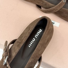 Miu Miu/缪缪26WF新品复古 蝴蝶结一字扣平底玛丽珍鞋 蝴蝶结揉进复古少女感 一字扣拿捏精致格调 平底好走完全不 Miu Miu/缪缪26WF新品复古 蝴蝶结一字扣平底玛丽珍鞋 蝴蝶结揉进复古少女感 一字扣拿捏精致格调 平底好走完全不