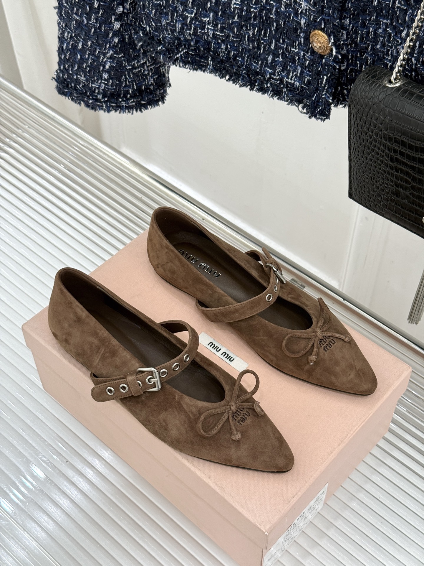 Miu Miu/缪缪26WF新品复古 蝴蝶结一字扣平底玛丽珍鞋 蝴蝶结揉进复古少女感 一字扣拿捏精致格调 平底好走完全不 Miu Miu/缪缪26WF新品复古 蝴蝶结一字扣平底玛丽珍鞋 蝴蝶结揉进复古少女感 一字扣拿捏精致格调 平底好走完全不