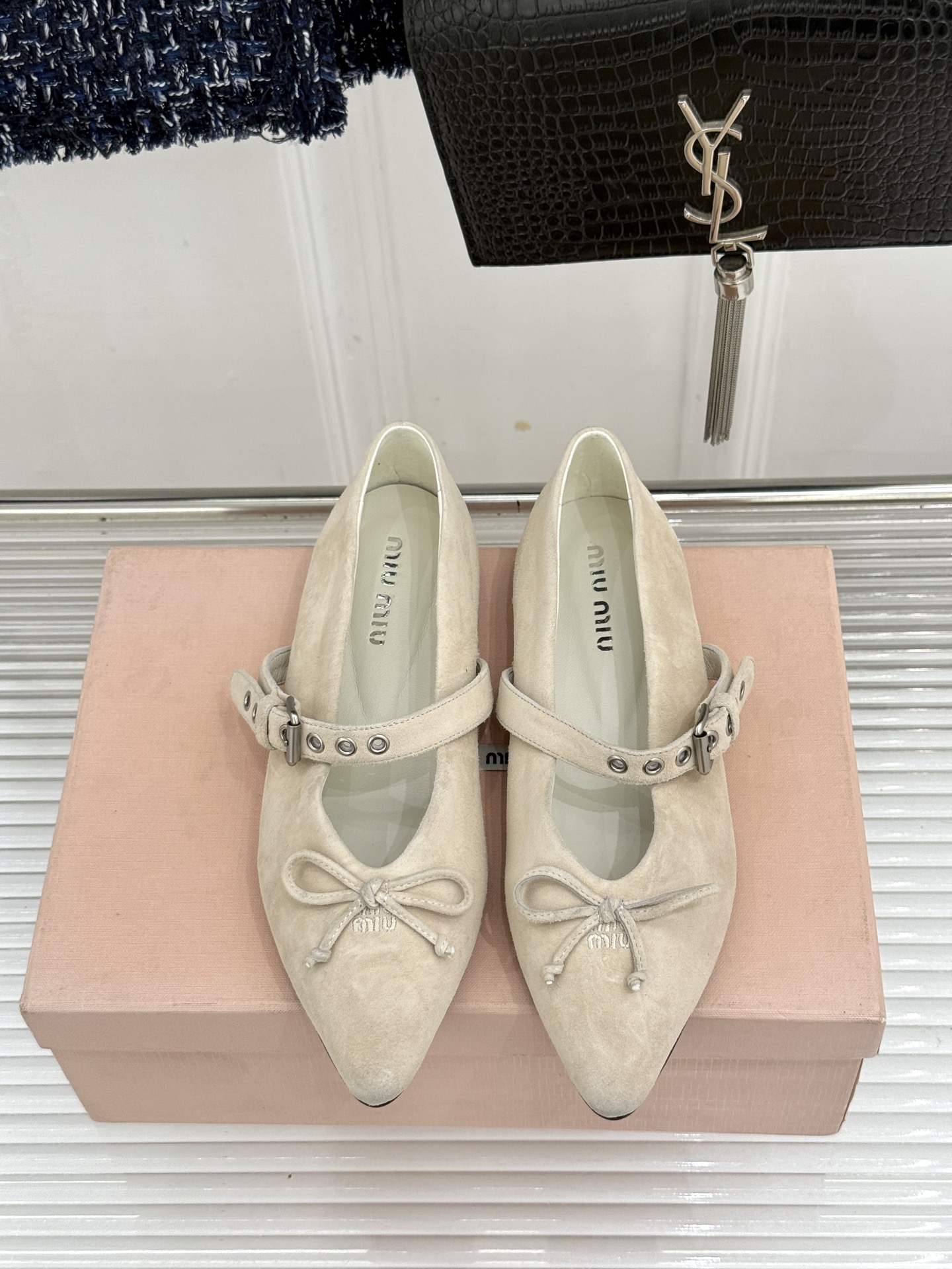 Miu Miu/缪缪26WF新品复古 蝴蝶结一字扣平底玛丽珍鞋 蝴蝶结揉进复古少女感 一字扣拿捏精致格调 平底好走完全不 Miu Miu/缪缪26WF新品复古 蝴蝶结一字扣平底玛丽珍鞋 蝴蝶结揉进复古少女感 一字扣拿捏精致格调 平底好走完全不