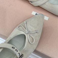 Miu Miu/缪缪26WF新品复古 蝴蝶结一字扣平底玛丽珍鞋 蝴蝶结揉进复古少女感 一字扣拿捏精致格调 平底好走完全不 Miu Miu/缪缪26WF新品复古 蝴蝶结一字扣平底玛丽珍鞋 蝴蝶结揉进复古少女感 一字扣拿捏精致格调 平底好走完全不