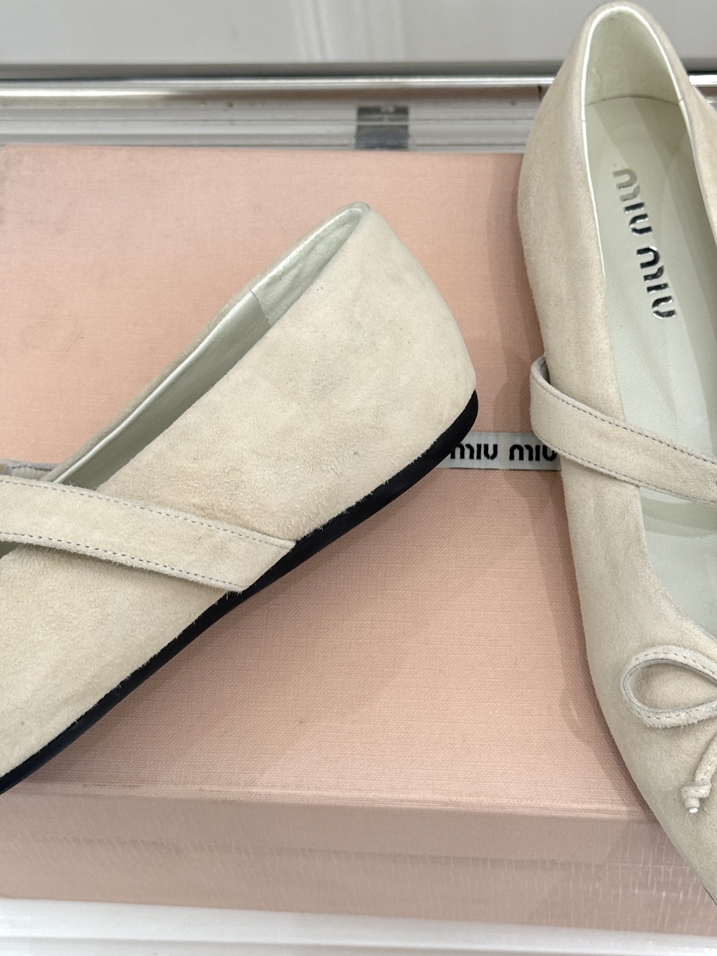 Miu Miu/缪缪26WF新品复古 蝴蝶结一字扣平底玛丽珍鞋 蝴蝶结揉进复古少女感 一字扣拿捏精致格调 平底好走完全不 Miu Miu/缪缪26WF新品复古 蝴蝶结一字扣平底玛丽珍鞋 蝴蝶结揉进复古少女感 一字扣拿捏精致格调 平底好走完全不