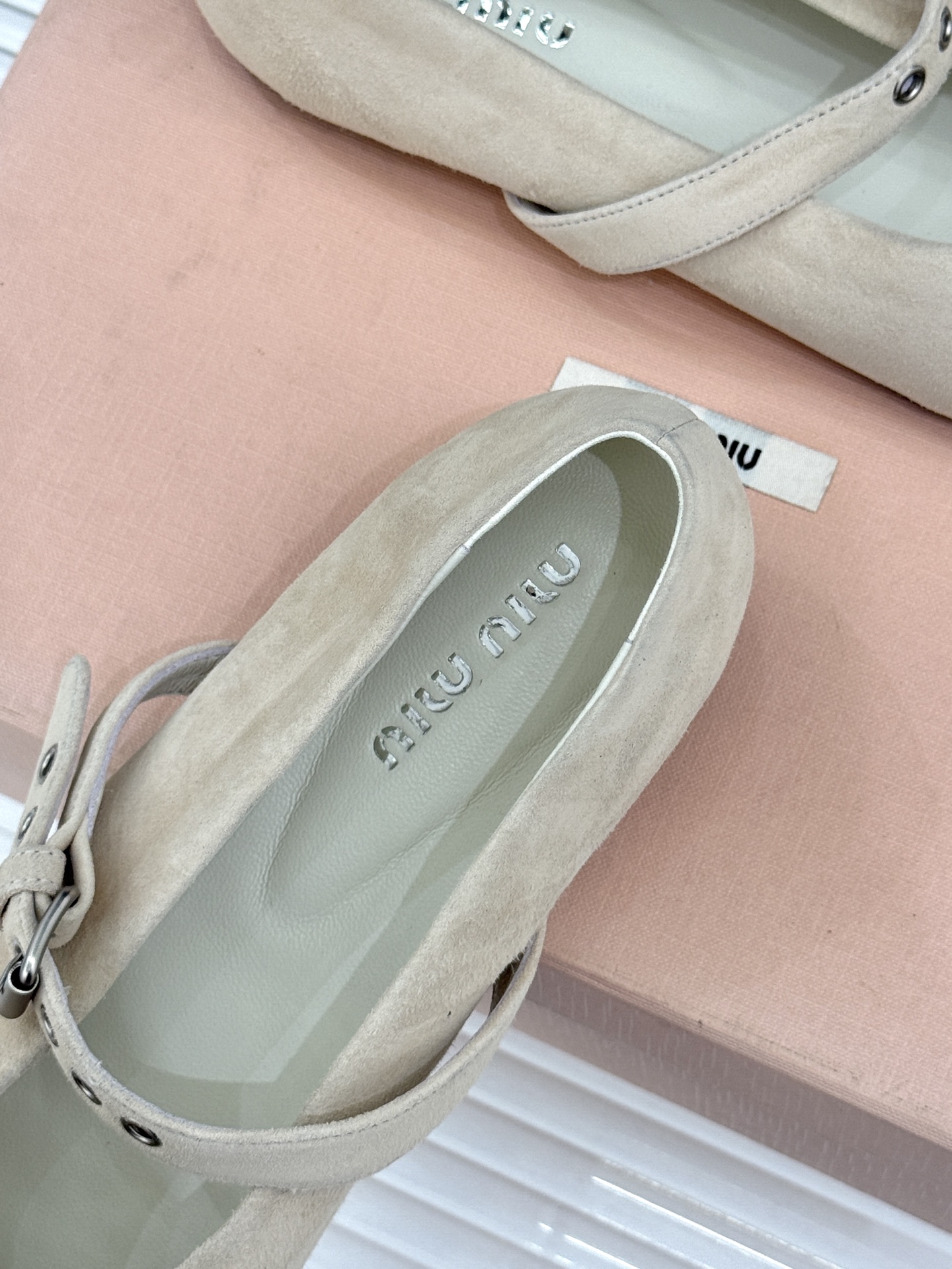 Miu Miu/缪缪26WF新品复古 蝴蝶结一字扣平底玛丽珍鞋 蝴蝶结揉进复古少女感 一字扣拿捏精致格调 平底好走完全不 Miu Miu/缪缪26WF新品复古 蝴蝶结一字扣平底玛丽珍鞋 蝴蝶结揉进复古少女感 一字扣拿捏精致格调 平底好走完全不