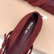 Miu Miu/缪缪26WF新品复古 蝴蝶结一字扣平底玛丽珍鞋 蝴蝶结揉进复古少女感 一字扣拿捏精致格调 平底好走完全不 Miu Miu/缪缪26WF新品复古 蝴蝶结一字扣平底玛丽珍鞋 蝴蝶结揉进复古少女感 一字扣拿捏精致格调 平底好走完全不
