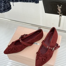 Miu Miu/缪缪26WF新品复古 蝴蝶结一字扣平底玛丽珍鞋 蝴蝶结揉进复古少女感 一字扣拿捏精致格调 平底好走完全不 Miu Miu/缪缪26WF新品复古 蝴蝶结一字扣平底玛丽珍鞋 蝴蝶结揉进复古少女感 一字扣拿捏精致格调 平底好走完全不