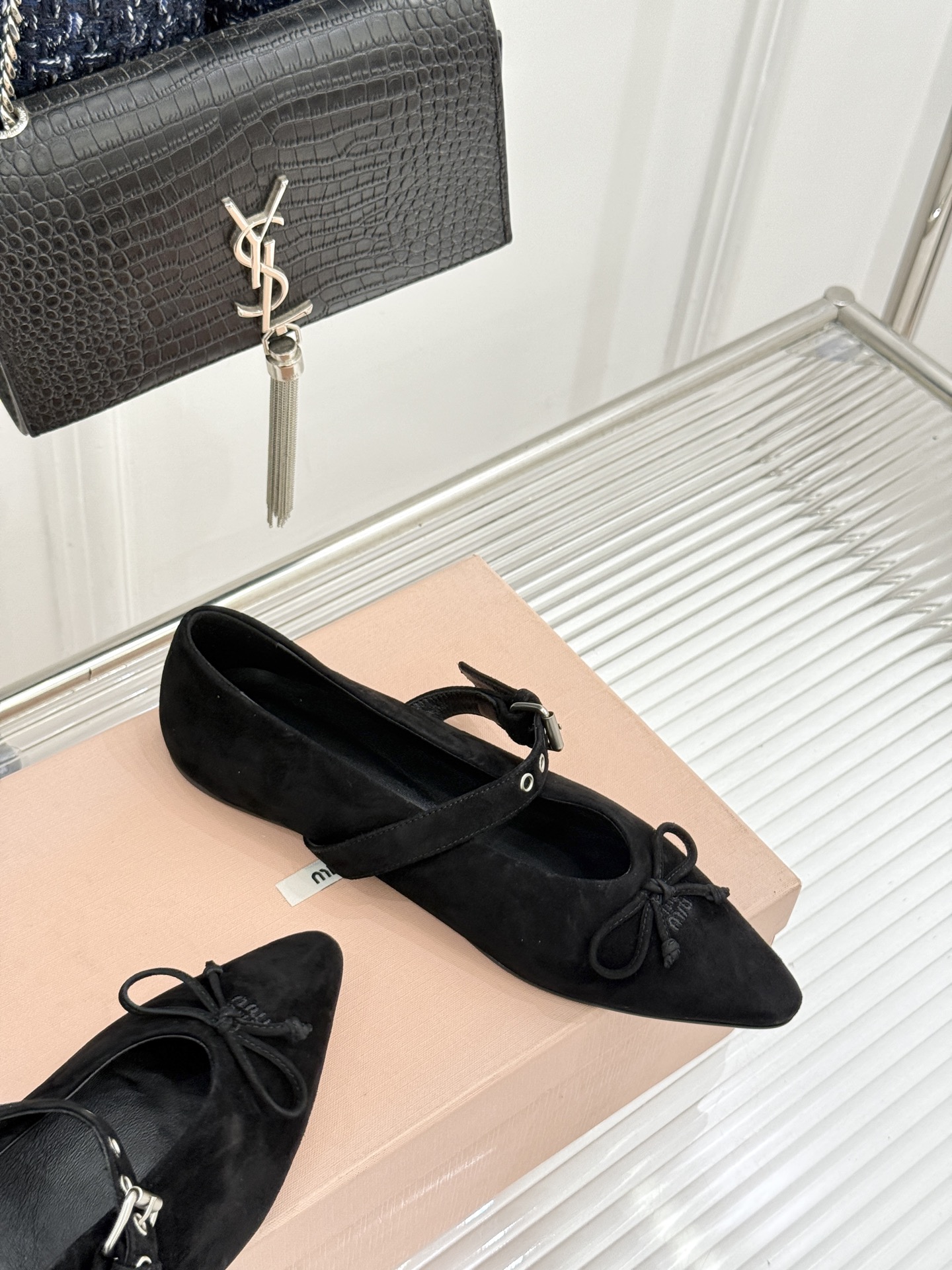 Miu Miu/缪缪26WF新品复古 蝴蝶结一字扣平底玛丽珍鞋 蝴蝶结揉进复古少女感 一字扣拿捏精致格调 平底好走完全不