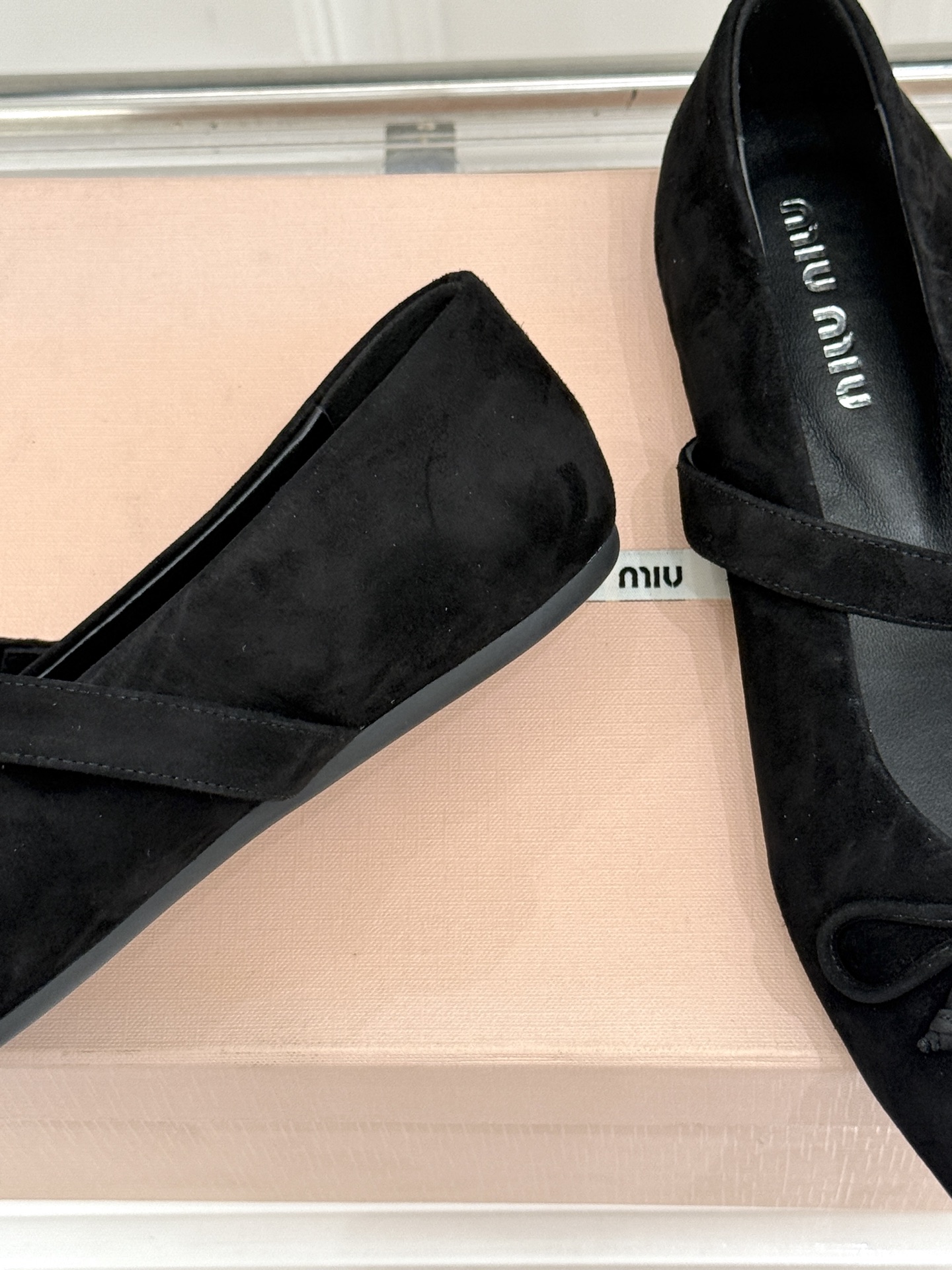Miu Miu/缪缪26WF新品复古 蝴蝶结一字扣平底玛丽珍鞋 蝴蝶结揉进复古少女感 一字扣拿捏精致格调 平底好走完全不