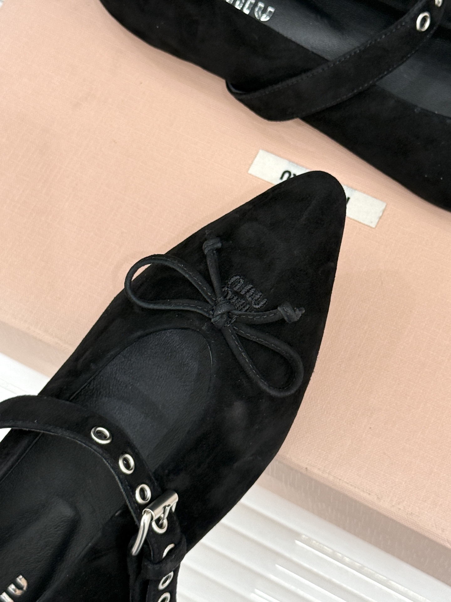 Miu Miu/缪缪26WF新品复古 蝴蝶结一字扣平底玛丽珍鞋 蝴蝶结揉进复古少女感 一字扣拿捏精致格调 平底好走完全不