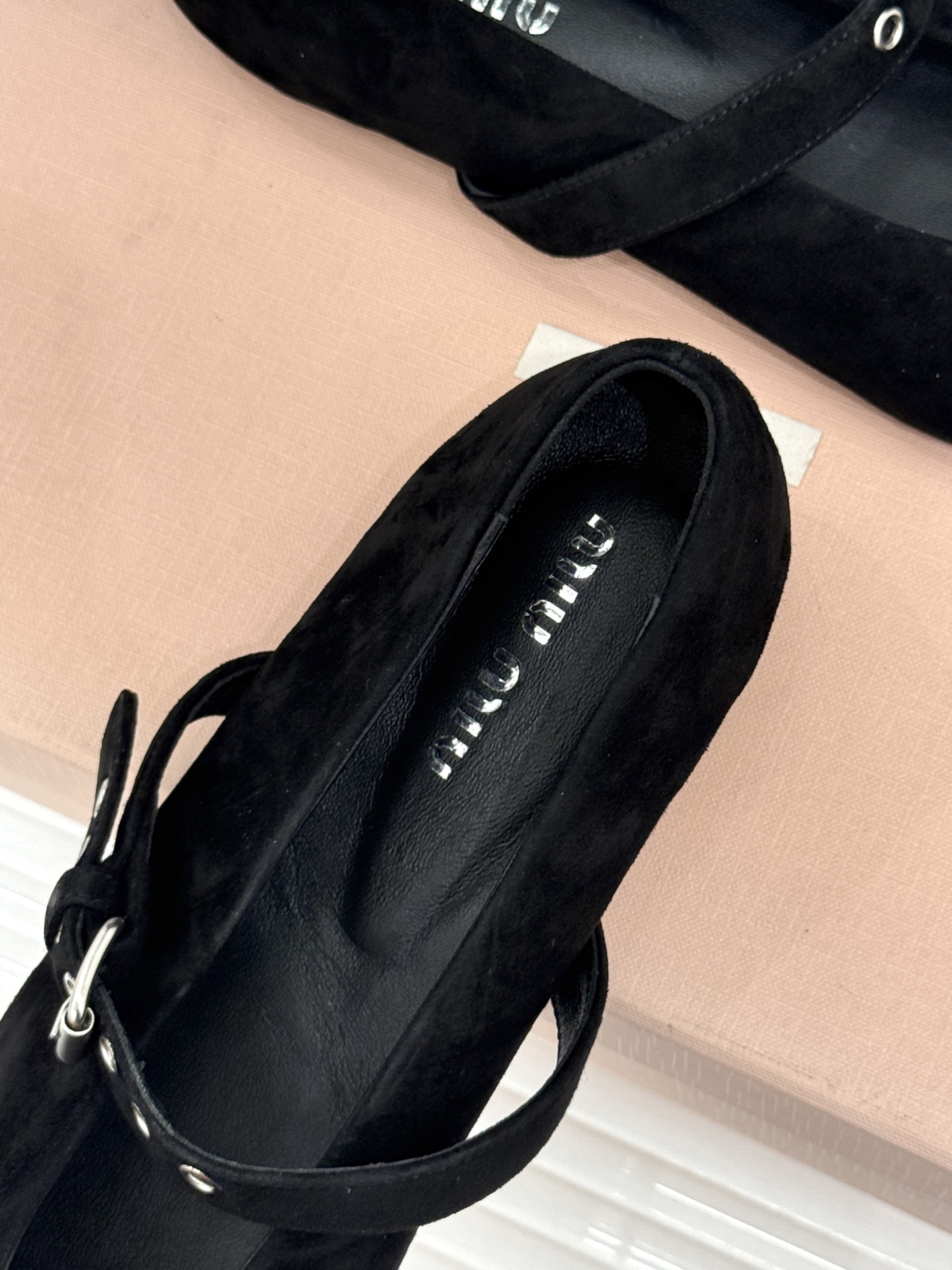 Miu Miu/缪缪26WF新品复古 蝴蝶结一字扣平底玛丽珍鞋 蝴蝶结揉进复古少女感 一字扣拿捏精致格调 平底好走完全不