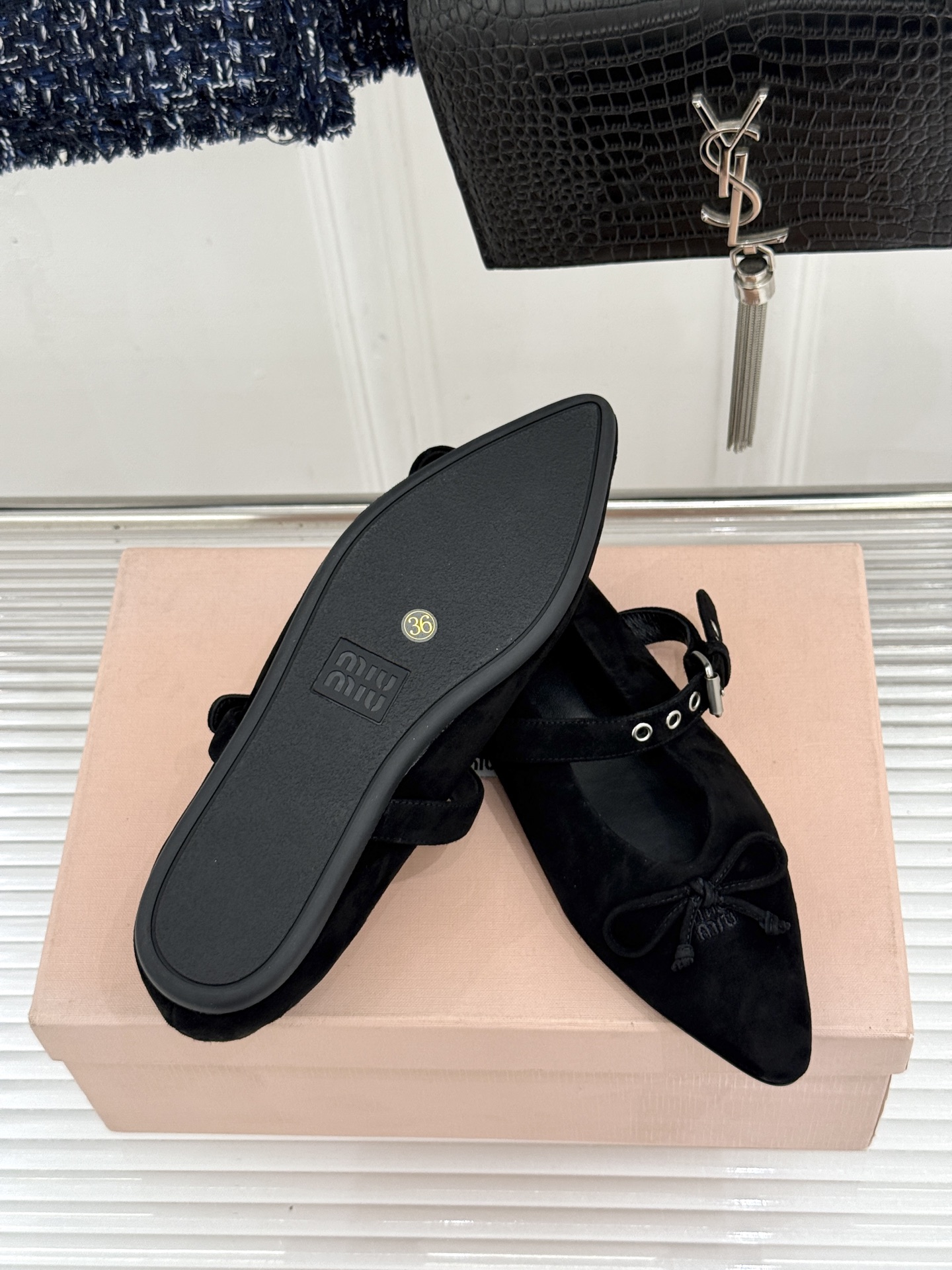 Miu Miu/缪缪26WF新品复古 蝴蝶结一字扣平底玛丽珍鞋 蝴蝶结揉进复古少女感 一字扣拿捏精致格调 平底好走完全不