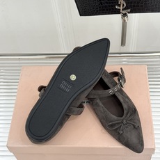 Miu Miu/缪缪26WF新品复古 蝴蝶结一字扣平底玛丽珍鞋 蝴蝶结揉进复古少女感 一字扣拿捏精致格调 平底好走完全不 Miu Miu/缪缪26WF新品复古 蝴蝶结一字扣平底玛丽珍鞋 蝴蝶结揉进复古少女感 一字扣拿捏精致格调 平底好走完全不
