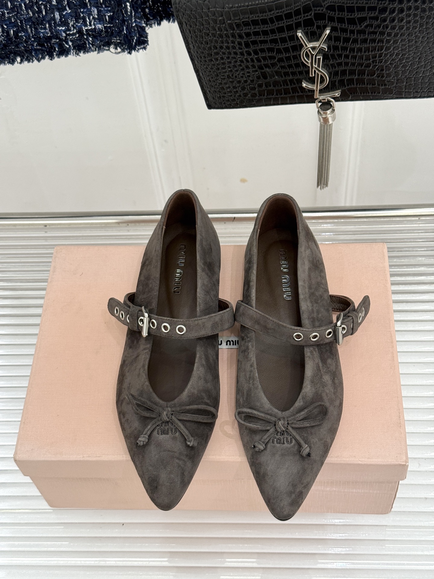 Miu Miu/缪缪26WF新品复古 蝴蝶结一字扣平底玛丽珍鞋 蝴蝶结揉进复古少女感 一字扣拿捏精致格调 平底好走完全不 Miu Miu/缪缪26WF新品复古 蝴蝶结一字扣平底玛丽珍鞋 蝴蝶结揉进复古少女感 一字扣拿捏精致格调 平底好走完全不