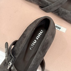 Miu Miu/缪缪26WF新品复古 蝴蝶结一字扣平底玛丽珍鞋 蝴蝶结揉进复古少女感 一字扣拿捏精致格调 平底好走完全不 Miu Miu/缪缪26WF新品复古 蝴蝶结一字扣平底玛丽珍鞋 蝴蝶结揉进复古少女感 一字扣拿捏精致格调 平底好走完全不
