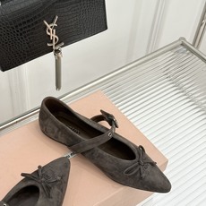 Miu Miu/缪缪26WF新品复古 蝴蝶结一字扣平底玛丽珍鞋 蝴蝶结揉进复古少女感 一字扣拿捏精致格调 平底好走完全不 Miu Miu/缪缪26WF新品复古 蝴蝶结一字扣平底玛丽珍鞋 蝴蝶结揉进复古少女感 一字扣拿捏精致格调 平底好走完全不