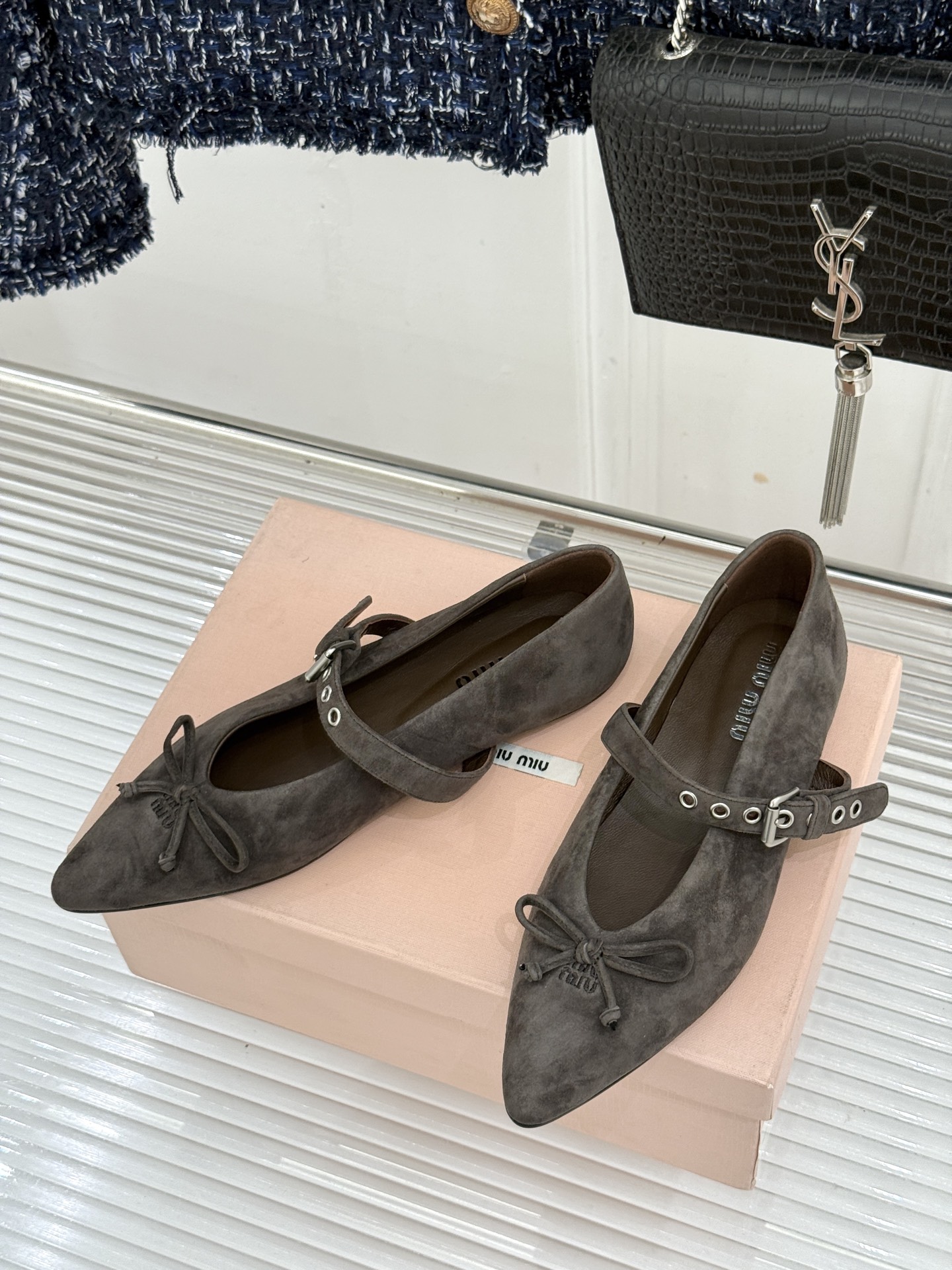 Miu Miu/缪缪26WF新品复古 蝴蝶结一字扣平底玛丽珍鞋 蝴蝶结揉进复古少女感 一字扣拿捏精致格调 平底好走完全不 Miu Miu/缪缪26WF新品复古 蝴蝶结一字扣平底玛丽珍鞋 蝴蝶结揉进复古少女感 一字扣拿捏精致格调 平底好走完全不