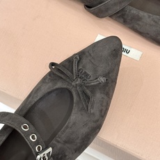 Miu Miu/缪缪26WF新品复古 蝴蝶结一字扣平底玛丽珍鞋 蝴蝶结揉进复古少女感 一字扣拿捏精致格调 平底好走完全不 Miu Miu/缪缪26WF新品复古 蝴蝶结一字扣平底玛丽珍鞋 蝴蝶结揉进复古少女感 一字扣拿捏精致格调 平底好走完全不