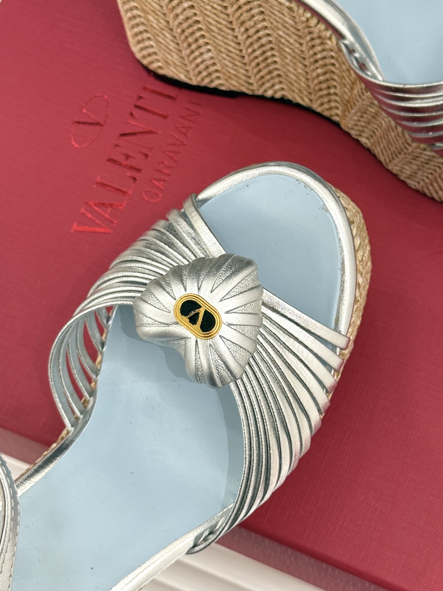 Valentino/华伦天奴26WF新品 露趾爱心编织底坡跟厚底凉鞋 爱心露趾甜到心巴 编织坡跟厚底超显高 软弹脚感暴走 Valentino/华伦天奴26WF新品 露趾爱心编织底坡跟厚底凉鞋 爱心露趾甜到心巴 编织坡跟厚底超显高 软弹脚感暴走
