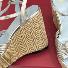 Valentino/华伦天奴26WF新品 露趾爱心编织底坡跟厚底凉鞋 爱心露趾甜到心巴 编织坡跟厚底超显高 软弹脚感暴走 Valentino/华伦天奴26WF新品 露趾爱心编织底坡跟厚底凉鞋 爱心露趾甜到心巴 编织坡跟厚底超显高 软弹脚感暴走