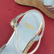 Valentino/华伦天奴26WF新品 露趾爱心编织底坡跟厚底凉鞋 爱心露趾甜到心巴 编织坡跟厚底超显高 软弹脚感暴走 Valentino/华伦天奴26WF新品 露趾爱心编织底坡跟厚底凉鞋 爱心露趾甜到心巴 编织坡跟厚底超显高 软弹脚感暴走