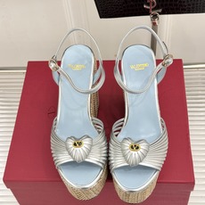 Valentino/华伦天奴26WF新品 露趾爱心编织底坡跟厚底凉鞋 爱心露趾甜到心巴 编织坡跟厚底超显高 软弹脚感暴走 Valentino/华伦天奴26WF新品 露趾爱心编织底坡跟厚底凉鞋 爱心露趾甜到心巴 编织坡跟厚底超显高 软弹脚感暴走