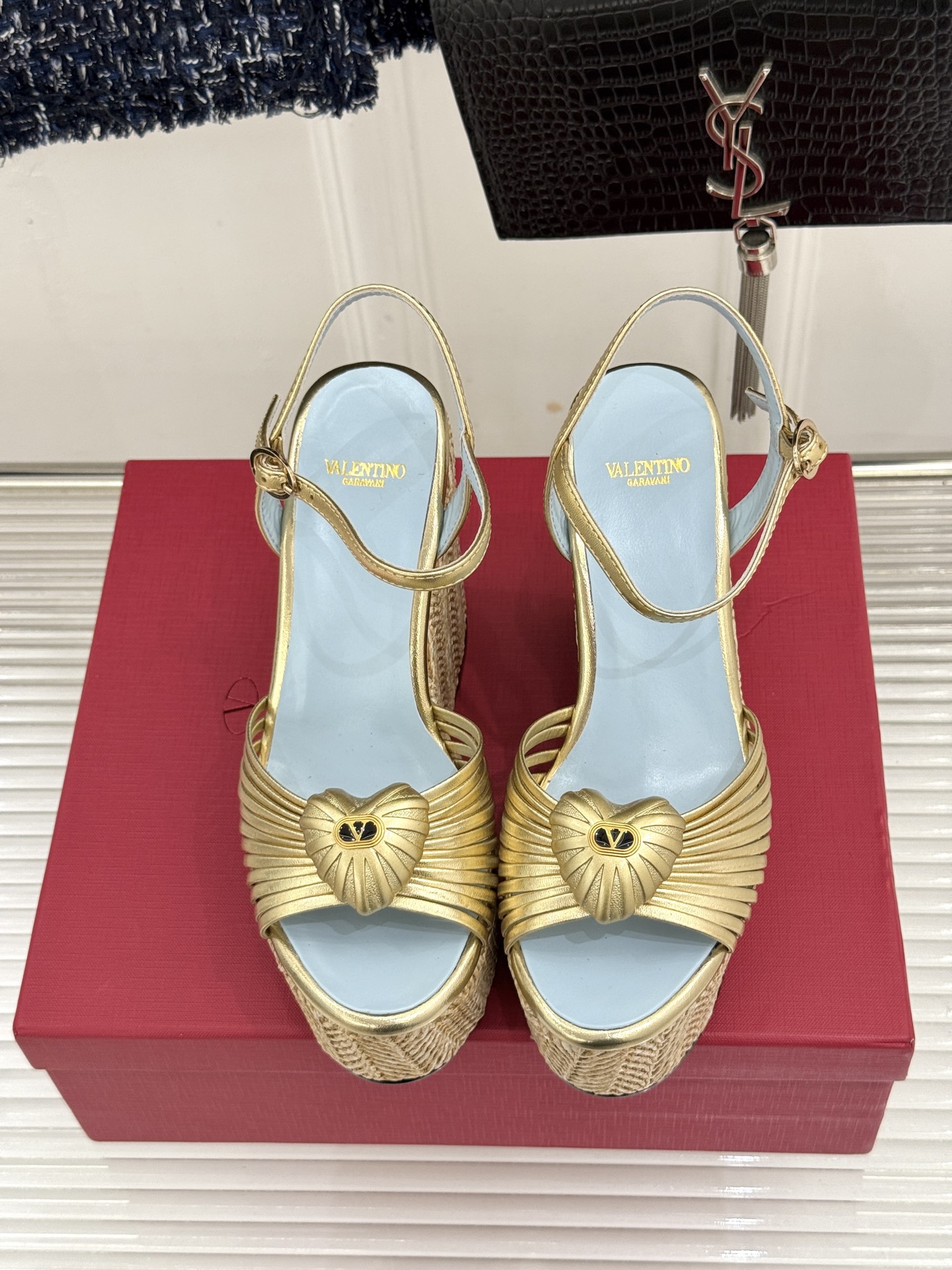 Valentino/华伦天奴26WF新品 露趾爱心编织底坡跟厚底凉鞋 爱心露趾甜到心巴 编织坡跟厚底超显高 软弹脚感暴走