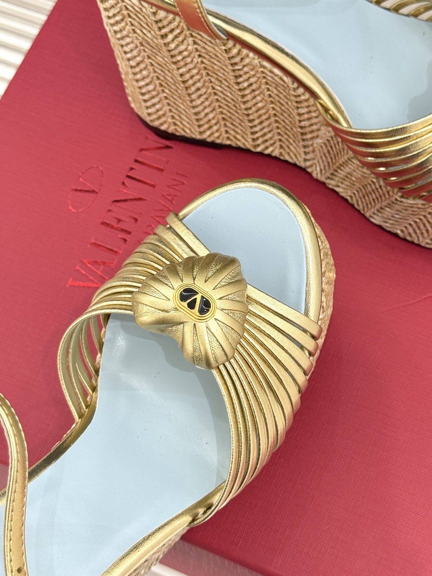 Valentino/华伦天奴26WF新品 露趾爱心编织底坡跟厚底凉鞋 爱心露趾甜到心巴 编织坡跟厚底超显高 软弹脚感暴走