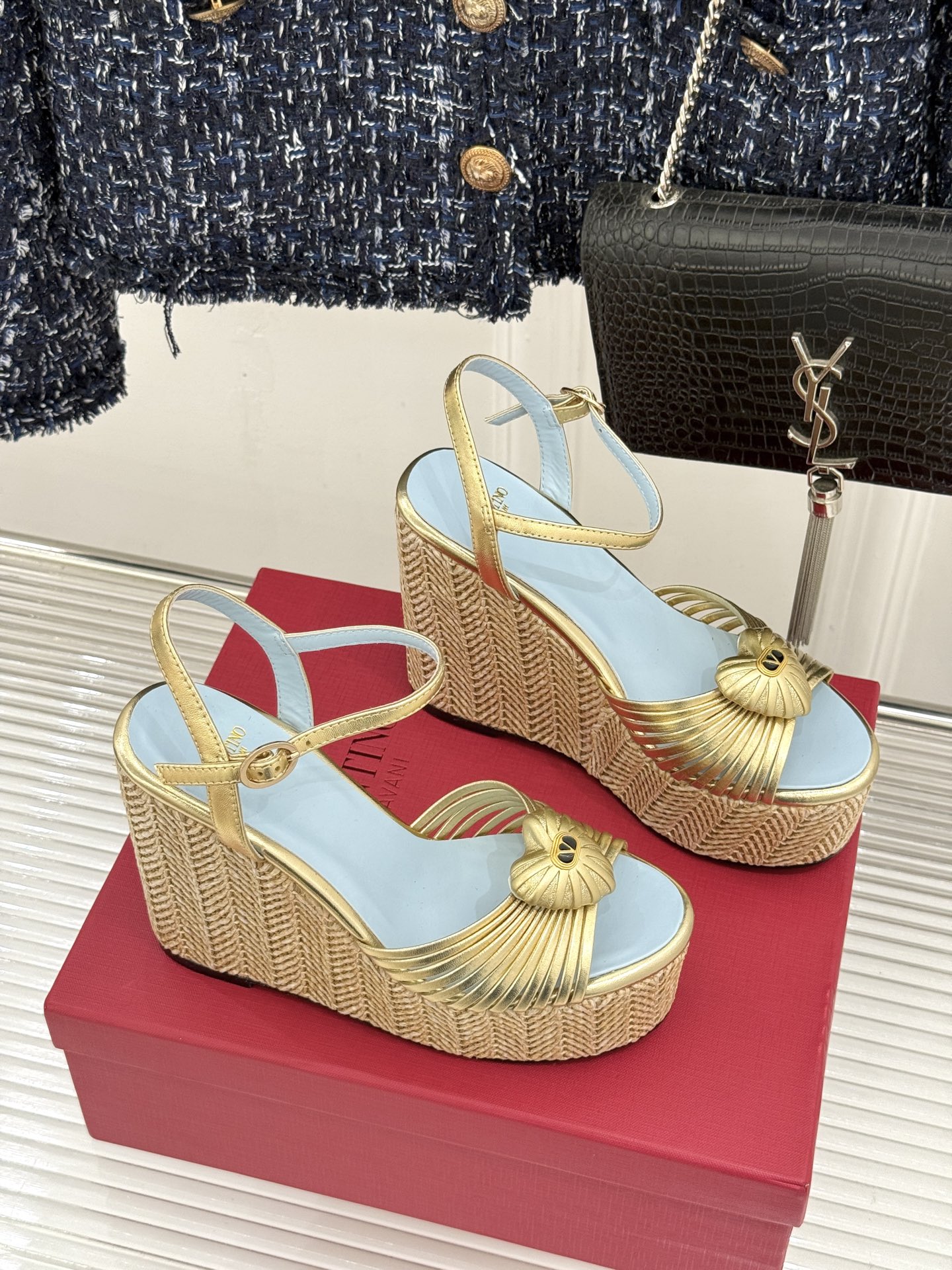 Valentino/华伦天奴26WF新品 露趾爱心编织底坡跟厚底凉鞋 爱心露趾甜到心巴 编织坡跟厚底超显高 软弹脚感暴走