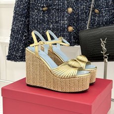 Valentino/华伦天奴26WF新品 露趾爱心编织底坡跟厚底凉鞋 爱心露趾甜到心巴 编织坡跟厚底超显高 软弹脚感暴走 Valentino/华伦天奴26WF新品 露趾爱心编织底坡跟厚底凉鞋 爱心露趾甜到心巴 编织坡跟厚底超显高 软弹脚感暴走